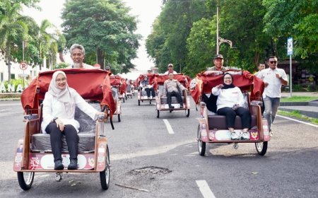 Bupati Ipuk Serahkan 200 Becak Listrik Bantuan Presiden ke Pengemudi Becak Lansia Banyuwangi
