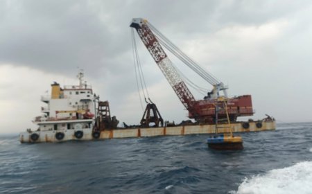 Kapal Tongkang Bercakar Dipersiapkan untuk Angkat Bangkai KMP Tunu Pratama Jaya di Selat Bali