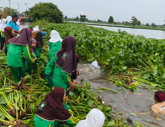 Banjir Lumpuhkan Jalan Desa Bojoasri, Pelajar Lamongan Bersihkan Sungai Demi Sekolah
