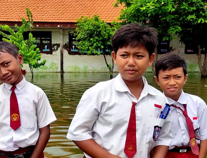 Belasan Sekolah di Lamongan Terendam Banjir Bengawan Jero, Siswa Terpaksa Sekolah Terjang Air