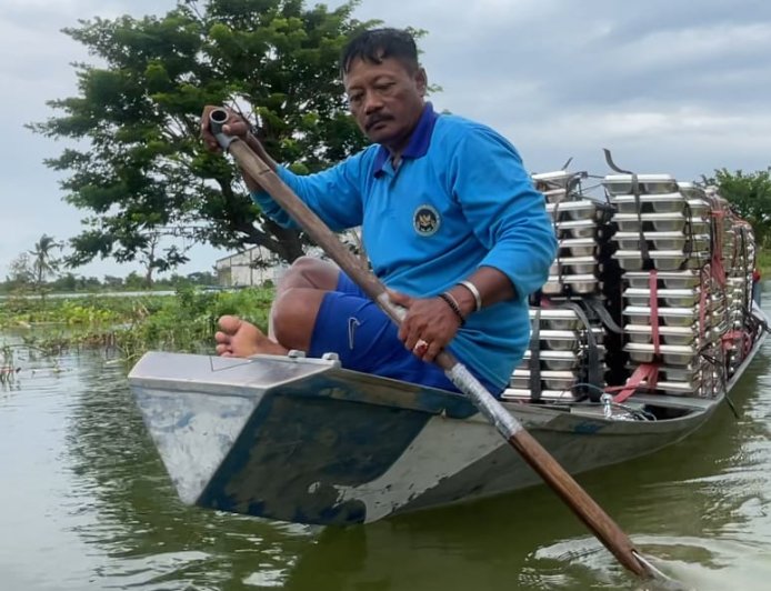 Banjir Kalitengah Tak Hentikan MBG, Ratusan Ompreng Diangkut Pakai Perahu