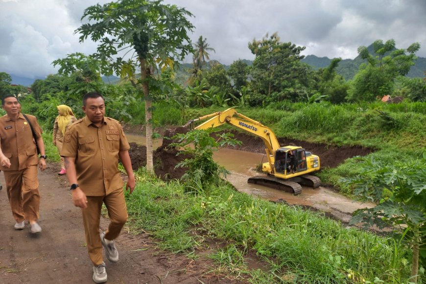 Bupati Situbondo Turun Tangan Normalisasi Sungai Kendit Meski Bukan Kewenangan Daerah