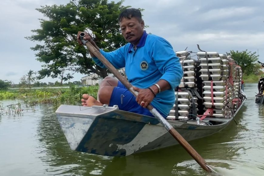 Banjir Kalitengah Tak Hentikan MBG, Ratusan Ompreng Diangkut Pakai Perahu