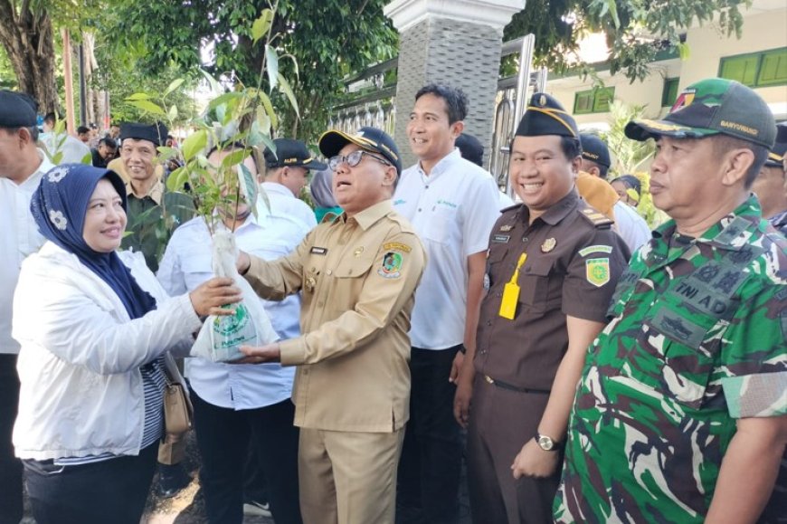 Perhutani bersama Pemkab Banyuwangi Gelar Aksi Sedekah Oksigen, Bagikan Ribuan Bibit Pohon Buah ke Warga