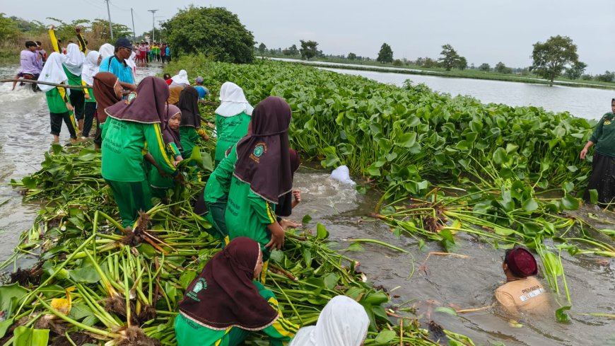 Banjir Lumpuhkan Jalan Desa Bojoasri, Pelajar Lamongan Bersihkan Sungai Demi Sekolah