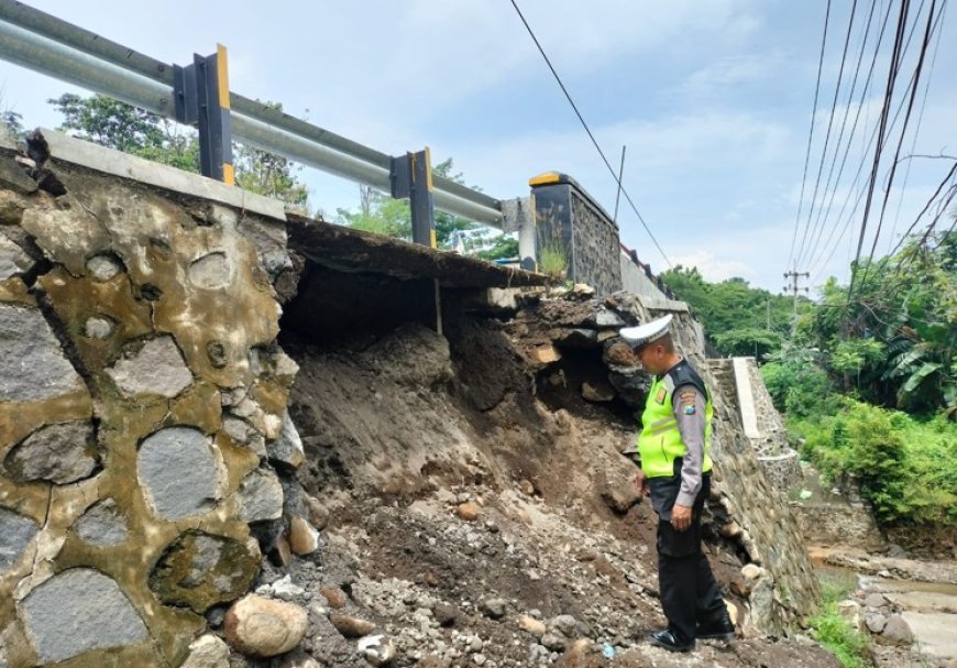 Pengendara Harap hati-Hati, Dinding Penahan Jembatan Alasbuluh di Jalur Pantura Banyuwangi Ambrol