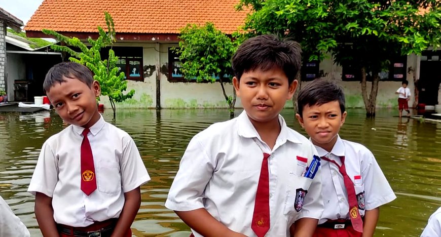 Belasan Sekolah di Lamongan Terendam Banjir Bengawan Jero, Siswa Terpaksa Sekolah Terjang Air