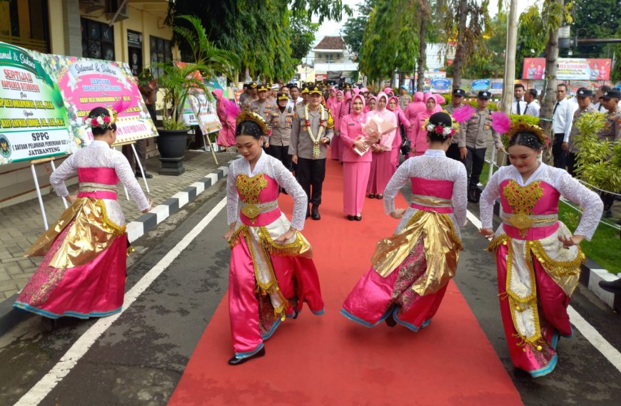 Pedang Pora Sambut Kapolres Baru Situbondo, Bayu Anuwar Gantikan Rezi