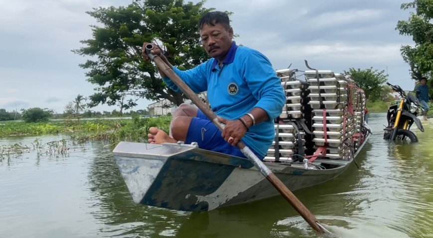 Banjir Kalitengah Tak Hentikan MBG, Ratusan Ompreng Diangkut Pakai Perahu