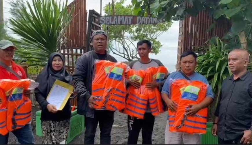Dinas Perikanan Banyuwangi Serahkan Bantuan Jaket Keselamatan kepada Pengelola Wisata Pantai Wonosari Sobo