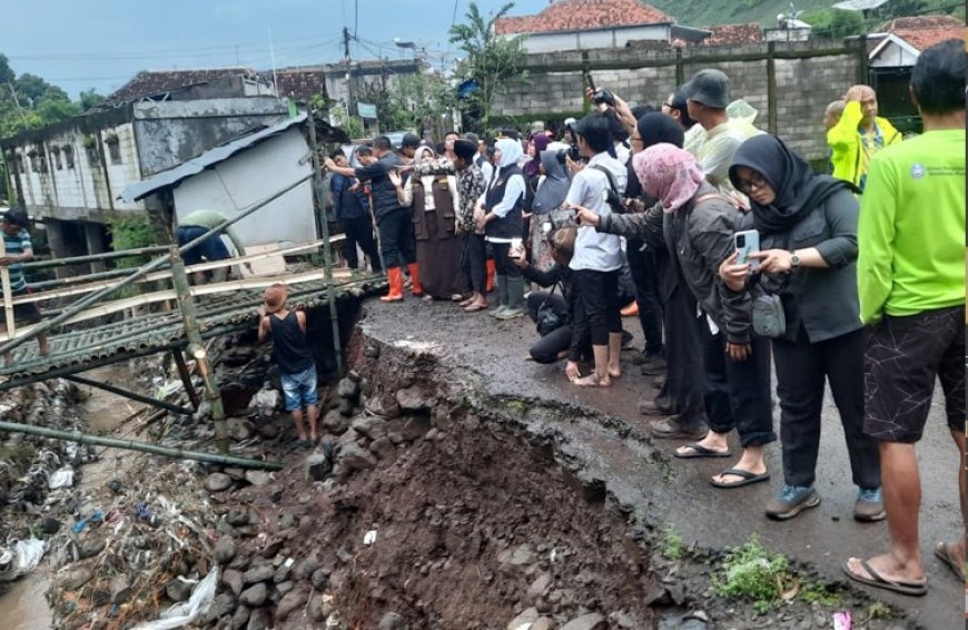 Gubernur Jatim Khofifah Indar Parawangsa Tinjau Bencana Banjir di Situbondo, Segera Keruk Sedimen Sungai Lubawang