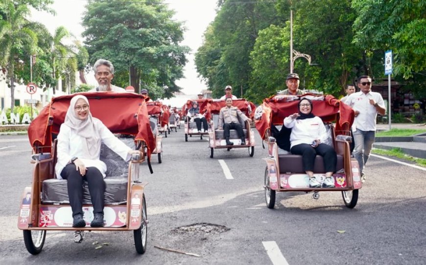 Bupati Ipuk Serahkan 200 Becak Listrik Bantuan Presiden ke Pengemudi Becak Lansia Banyuwangi