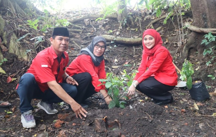 Merawat Pertiwi, Anggota DPRD Banyuwangi Fraksi PDI Perjuangan, Desi Prakasiwi Gelar Gerakan Tanam Pohon dan Tebar Bibit Ikan