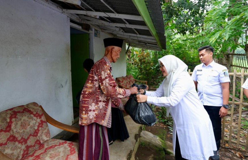 Bupati Ipuk Fiestiandani Kembali Gerakkan ASN Banyuwangi Berbagi, Salurkan Puluhan Ribu Paket Sembako