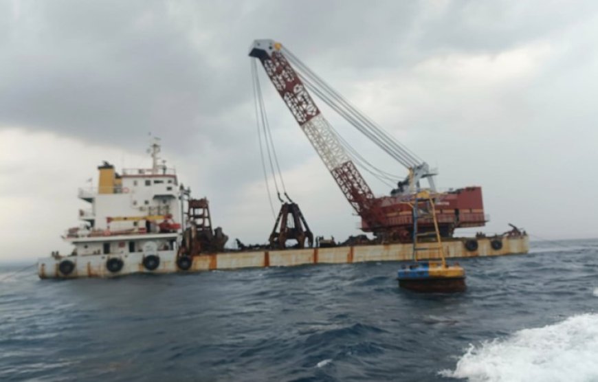 Kapal Tongkang Bercakar Dipersiapkan untuk Angkat Bangkai KMP Tunu Pratama Jaya di Selat Bali