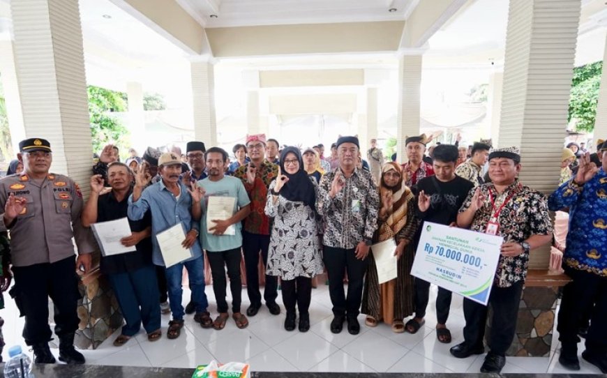 Beri Kepastian Hukum, Bupati Ipuk Serahkan 186 Sertifikat Tanah Nelayan Banyuwangi