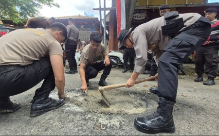 Peduli Keselamatan, Polresta Banyuwangi Laksanakan Tambal Jalan Berlubang