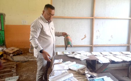 Bupati Situbondo Tinjau Sekolah Rusak Banjir Banyuglugur, Kerugian Capai Rp616 Juta