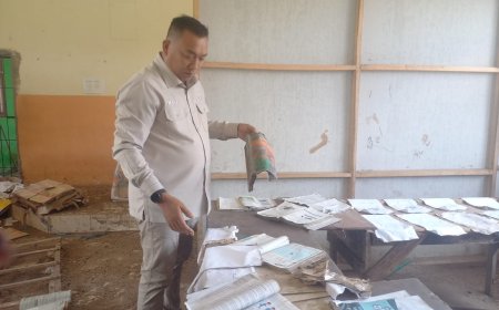 Tembok Runtuh, Harapan Bertahan: Bupati Situbondo Menyusuri Sekolah Pascabanjir