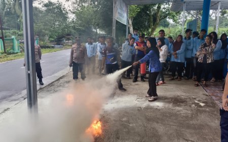 Damkar Bondowoso Sosialisasikan Proteksi Kebakaran, Relawan Dapur SPPG Tumpeng Ditekankan Siaga Lima Menit Pertama