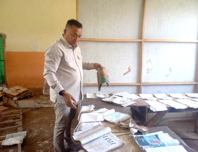 Bupati Situbondo Tinjau Sekolah Rusak Banjir Banyuglugur, Kerugian Capai Rp616 Juta