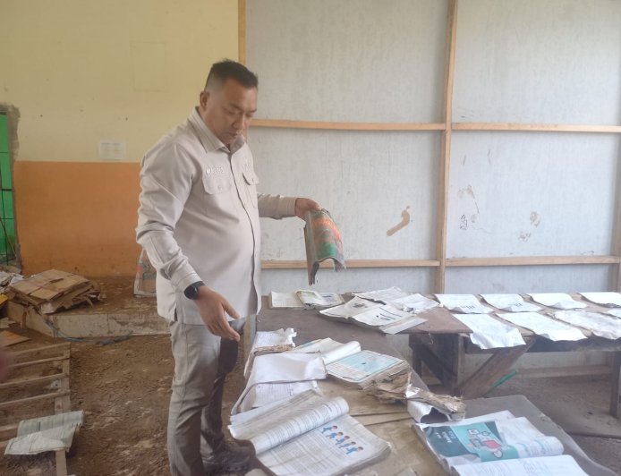 Tembok Runtuh, Harapan Bertahan: Bupati Situbondo Menyusuri Sekolah Pascabanjir