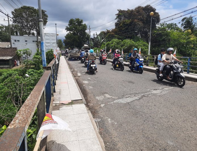 Jembatan Koncer Bondowoso Jadi Pengalihan Arus, Warga Khawatir Ambruk Susul Sentong