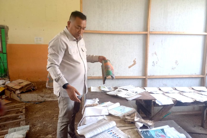 Bupati Situbondo Tinjau Sekolah Rusak Banjir Banyuglugur, Kerugian Capai Rp616 Juta