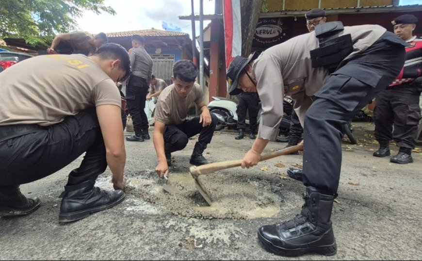 Peduli Keselamatan, Polresta Banyuwangi Laksanakan Tambal Jalan Berlubang