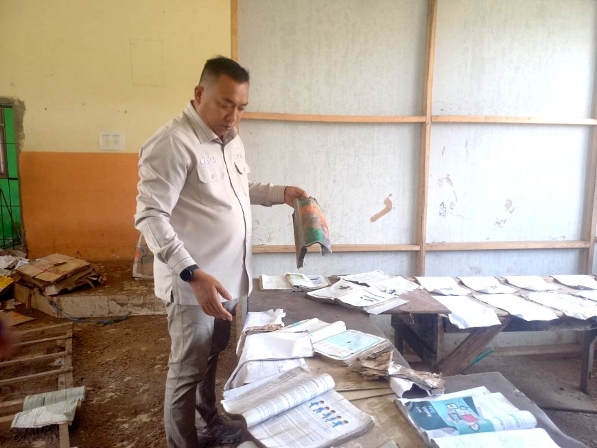 Bupati Situbondo Tinjau Sekolah Rusak Banjir Banyuglugur, Kerugian Capai Rp616 Juta