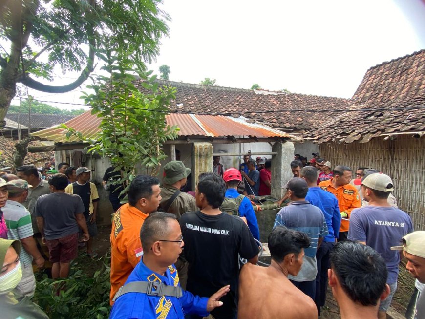 Warga Taman Krocok Jatuh ke Sumur, Damkar Bondowoso Lakukan Evakuasi Cepat, Korban Selamat