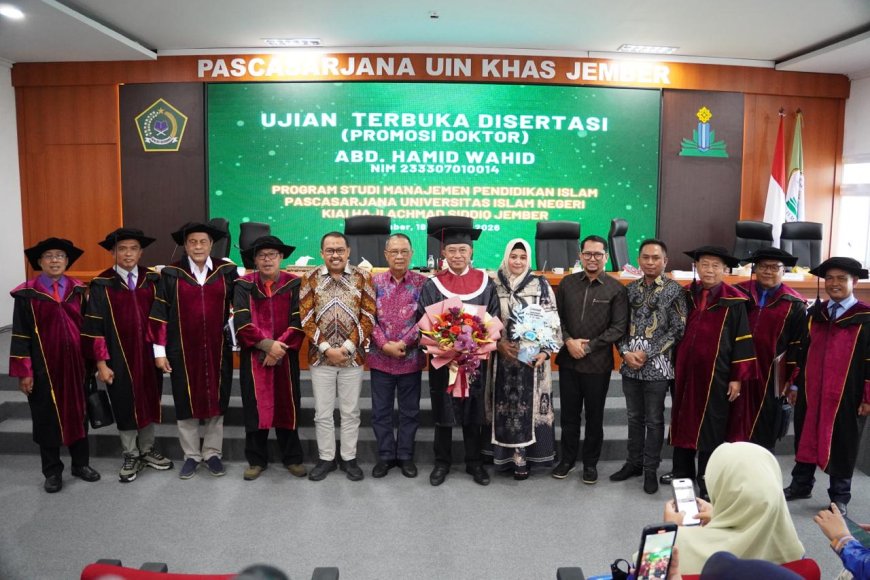 Bupati Bondowoso Raih Gelar Doktor, Tawarkan Konsep Baru Pembiayaan Pesantren