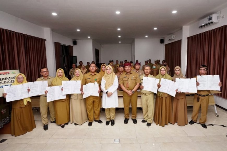 Lantik 9 Kepala Sekolah Dasar Negeri, Bupati Banyuwangi Ipuk Fiestiandani Ajak Aktif Tangani Anak Putus Sekolah