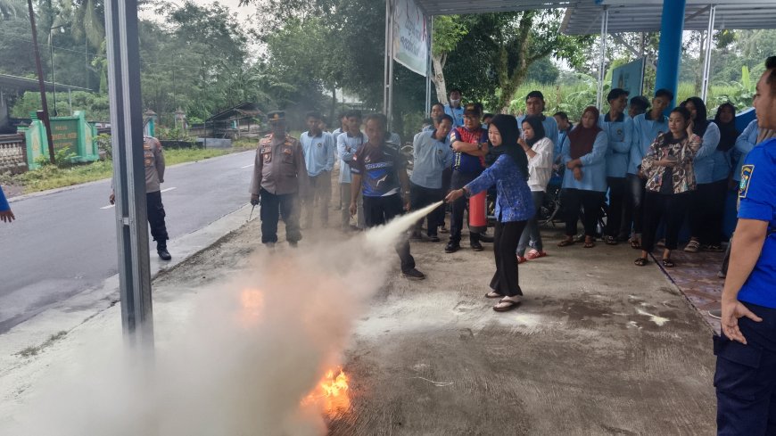 Damkar Bondowoso Sosialisasikan Proteksi Kebakaran, Relawan Dapur SPPG Tumpeng Ditekankan Siaga Lima Menit Pertama
