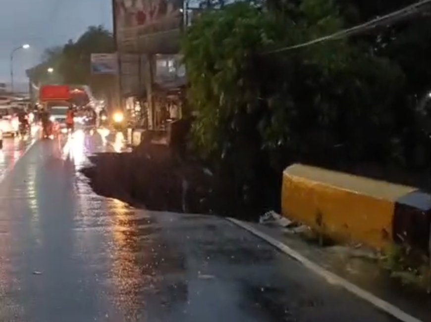 Akses Utama Terputus, Jembatan Sukowiryo Ambruk Picu Kemacetan di Bondowoso