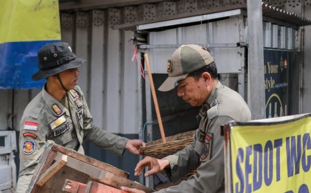 Trotoar Dikembalikan untuk Pejalan Kaki, Pemkab Jember Tertibkan Lapak PKL dan Spanduk Liar