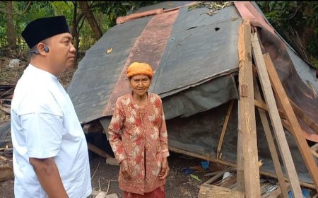 Bupati Situbondo Kunjungi Nenek Korban Puting Beliung, Mas Rio: Doakan Saya Selalu Berpihak pada Rakyat