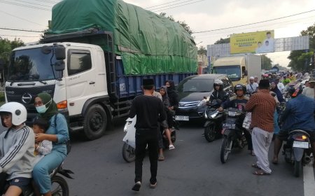 Alumni Nurul Jadid Situbondo Bagikan 5.000 Takjil kepada Pengendara Pantura