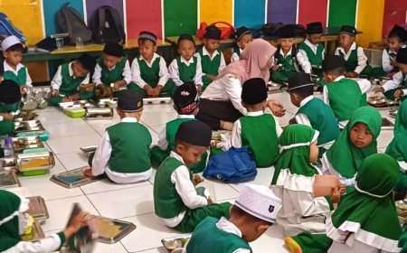 Distribusi MBG Padasan Bondowoso Hadirkan Menu Tradisi Pasca Lebaran, Siswa Sambut Meriah