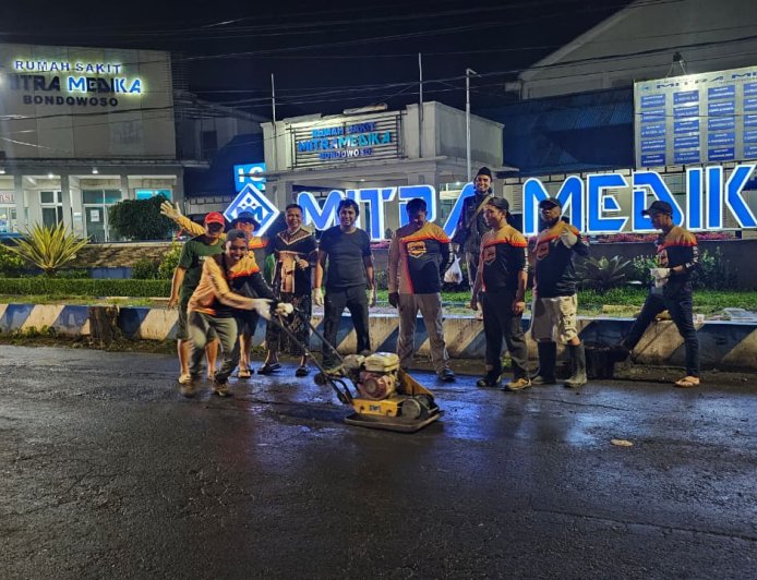 Komunitas Warga Bondowoso Patungan Perbaiki Jalan Rusak, Sindir Keras Pemerintah ‘Abai’
