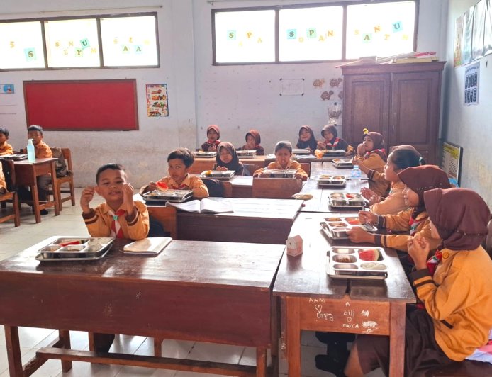 Cerita Guru Senior SDN Bondowoso soal Program MBG di SPPG Tumpeng: Anak Giat Sekolah, Wali Murid Hemat