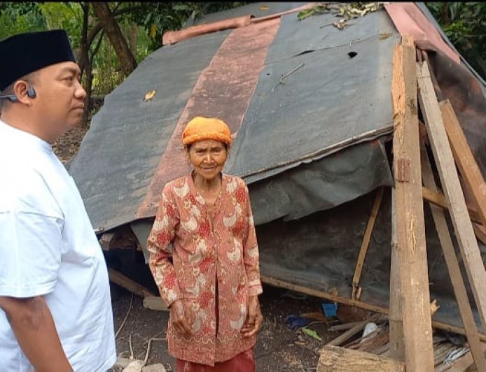 Bupati Situbondo Kunjungi Nenek Korban Puting Beliung, Mas Rio: Doakan Saya Selalu Berpihak pada Rakyat