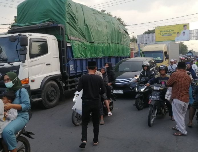 Alumni Nurul Jadid Situbondo Bagikan 5.000 Takjil kepada Pengendara Pantura