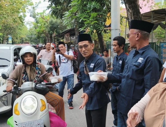 Aksi Difabel dan IJTI Lamongan Bagi Takjil Ramadan Tuai Simpati Pengendara Jalan
