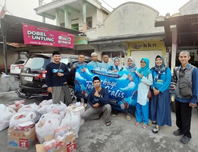 Guru IGI Bangkalan Turun Jalan, Tebar Takjil Ramadhan Penuh Kepedulian