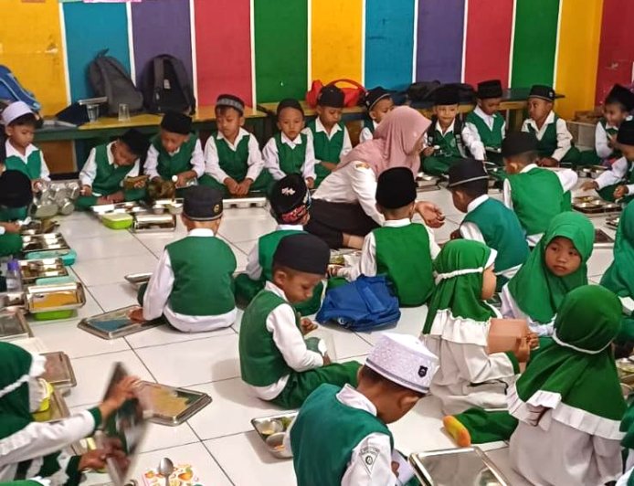 Distribusi MBG Padasan Bondowoso Hadirkan Menu Tradisi Pasca Lebaran, Siswa Sambut Meriah