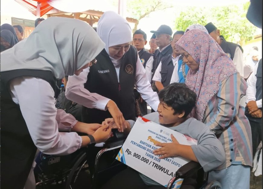 Berkah Ramadan, Gubernur  Jatim Khofifah Indar Parawangsa Salurkan Berbagai Bansos dan Tali Asih untuk Warga Banyuwangi