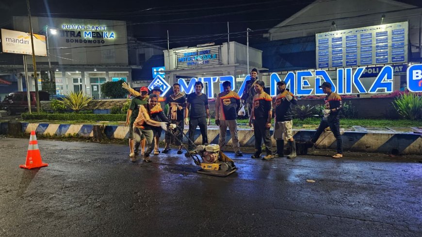 Komunitas Warga Bondowoso Patungan Perbaiki Jalan Rusak, Sindir Keras Pemerintah ‘Abai’
