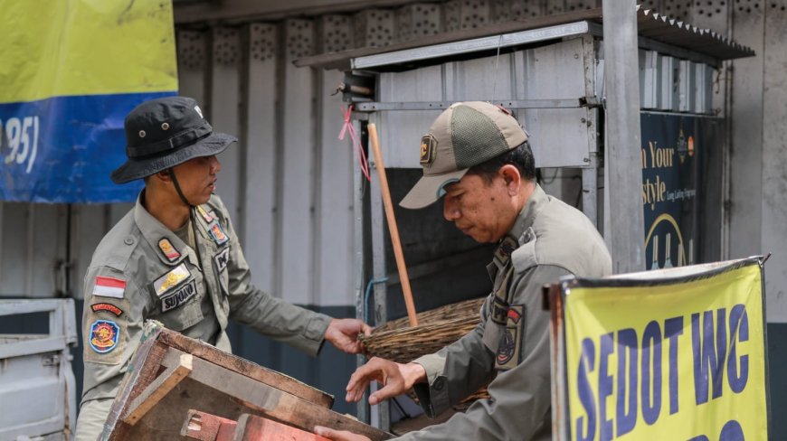 Trotoar Dikembalikan untuk Pejalan Kaki, Pemkab Jember Tertibkan Lapak PKL dan Spanduk Liar