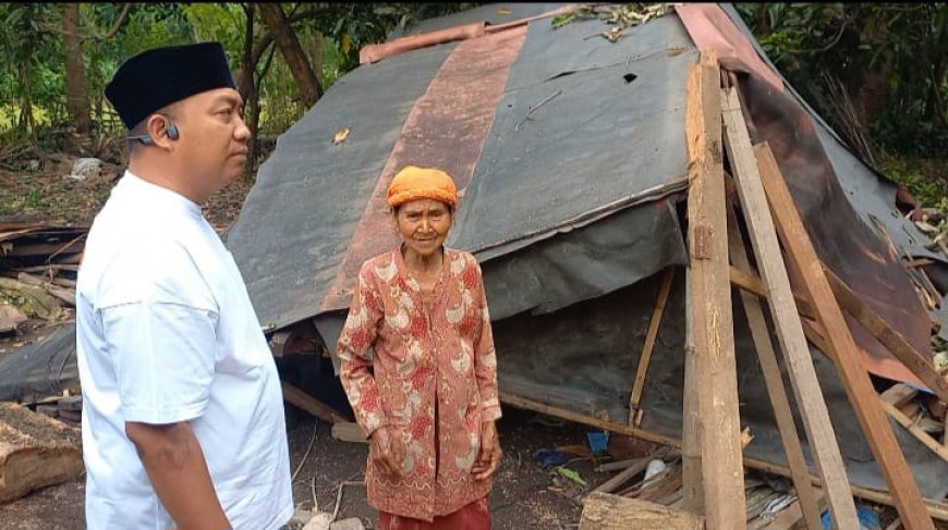 Bupati Situbondo Kunjungi Nenek Korban Puting Beliung, Mas Rio: Doakan Saya Selalu Berpihak pada Rakyat